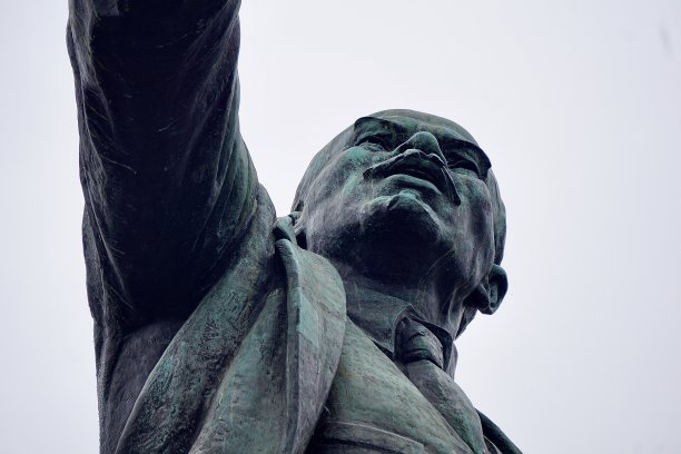 v·i·列宁纪念碑被安置在城市中心的一个小广场上，对面是海边和火车站的建筑。图片下载