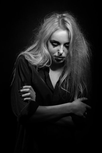 女巫拥抱自己图片下载