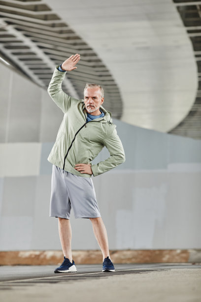 适合老年人户外拉伸图片下载