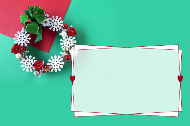 圣诞花环的雪水晶和圣诞球和一品红和绿色丝带图片下载