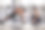 肌肉发达，运动男与女健身教练或健身教练做健美锻炼，俯卧撑平板支撑锻炼。积极的男性运动员在健身中心与教练进行举重锻炼。图片下载