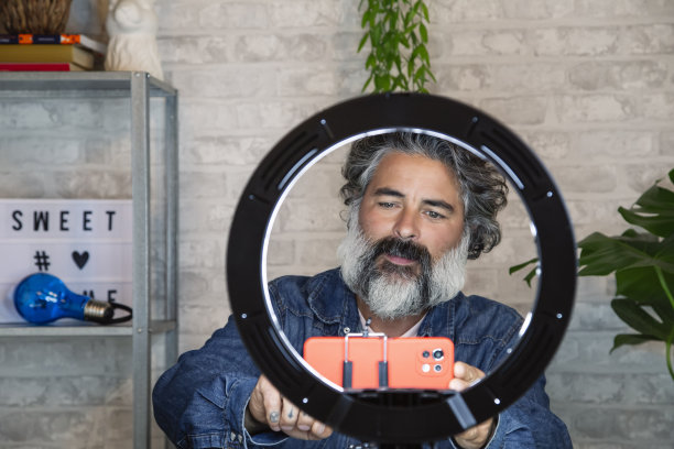 一名男子准备用智能手机制作视频博客图片下载