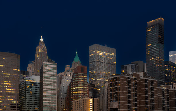 曼哈顿岛上的纽约摩天大楼夜景图片下载