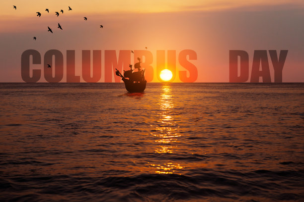 帆船在夕阳下的海浪中航行。圣玛利亚号帆船。图片下载