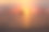 帆船在夕阳下的海浪中航行。圣玛利亚号帆船。图片下载