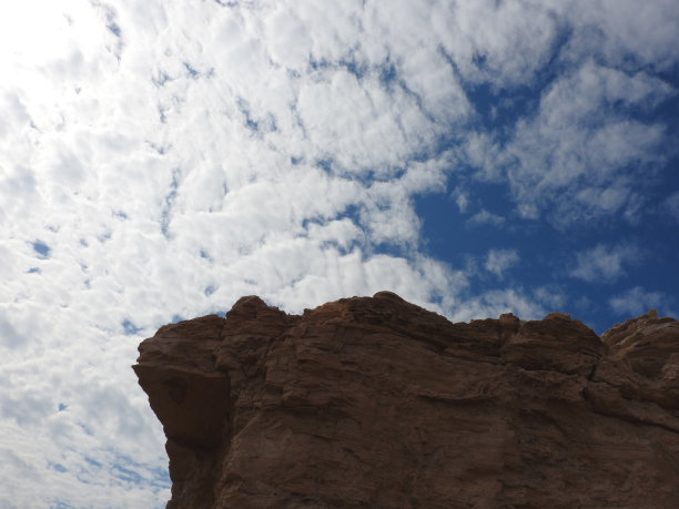 岩山与云背景图片下载