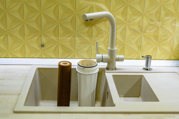 厨房背景上的家庭滤水筒图片下载