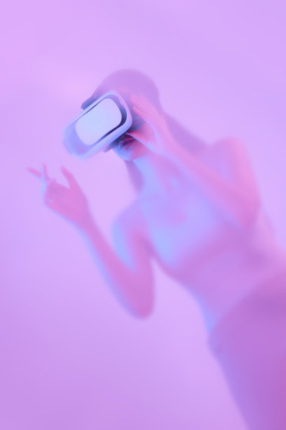 年轻的女孩戴着VR头显沉浸在背光弥漫液体。艺术、元宇宙、现代科技、电子游戏和虚拟现实的概念图片下载