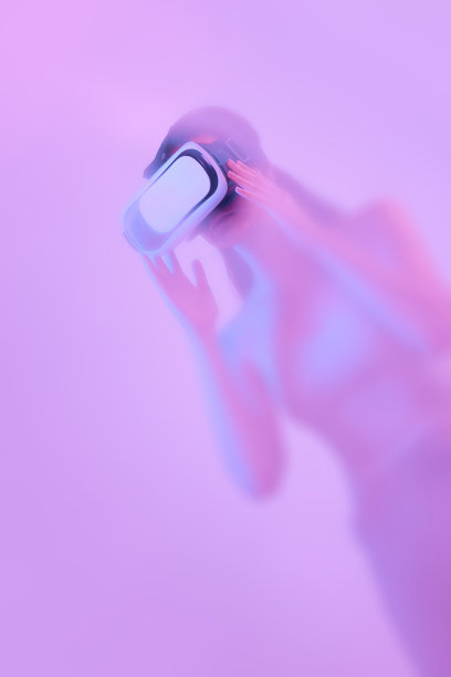 女模特戴着虚拟现实眼镜，沉浸在烟雾中，粉色霓虹灯背景上的雾与背光扩散器。图片下载