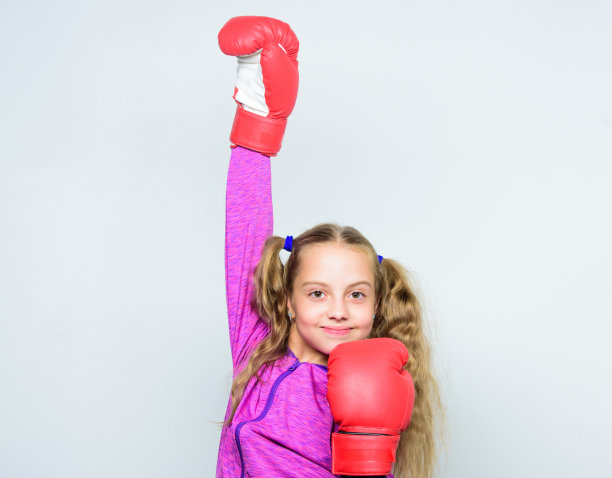 成长为领袖。强孩子拳击。运动与健康理念。女性的拳击运动。成功领导者的技能。体育教育。戴着红手套的女孩可爱的孩子在白色背景下摆拍图片下载
