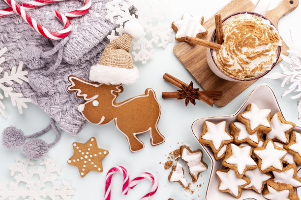 姜饼人，饼干和圣诞装饰在柔和的背景。图片下载