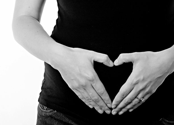 孕妇的手放在肚子上抚摸着她的孩子图片下载