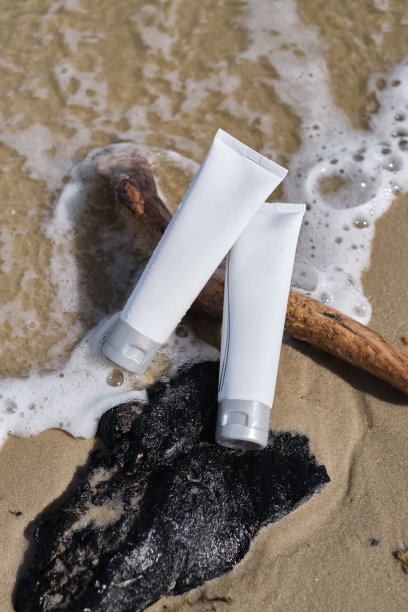 在大自然的背景下，装化妆品面霜、凝胶或乳液的瓶瓶罐罐。化妆品展示的背景。品牌模型的空白标签。皮肤护理的概念图片下载