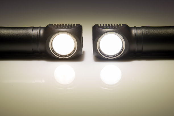 包括不同手电筒在黑暗背景上的光束。野营和家居用品。图片下载