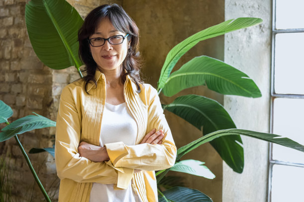 成熟的女商人形象在办公室，自信的日本女企业家，成功人士的生活方式图片下载