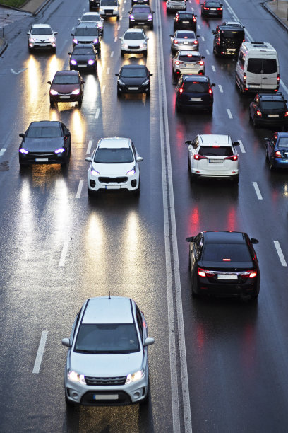 城市交通堵塞在雨天的晚上，俯视图，垂直图片下载
