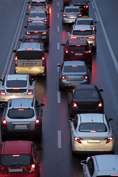 城市交通堵塞在恶劣的雨天的晚上，俯视图，垂直图片下载