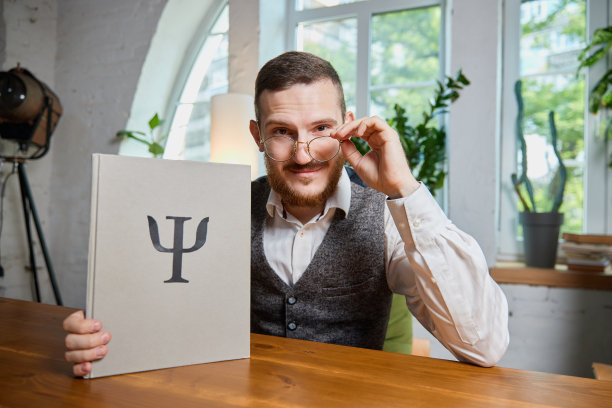 白人年轻专业心理学家坐在家庭办公室的照片。交流、心理学、咨询、心理治疗、会话、咨询和在线治疗的概念。图片下载