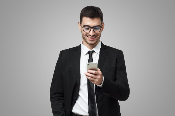 年轻的ceo，首席执行官通过手机应用程序在线查看财务报告图片下载