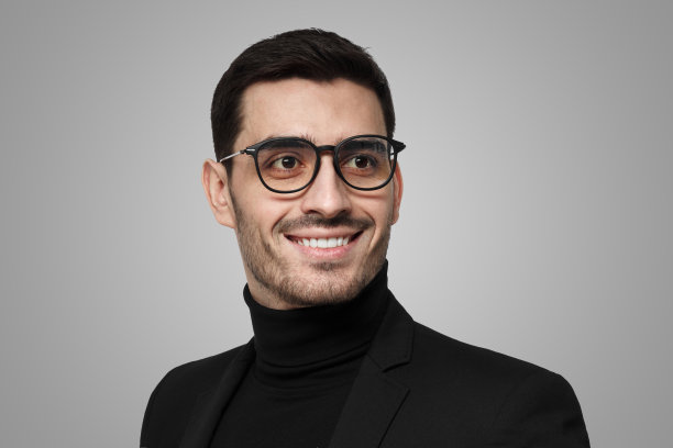 当代商人在灰色的侧面看孤立图片下载