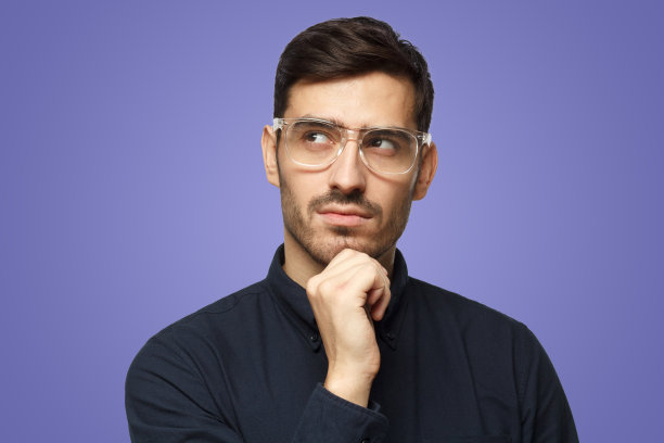 深思熟虑的生意人在紫色的背景图片下载