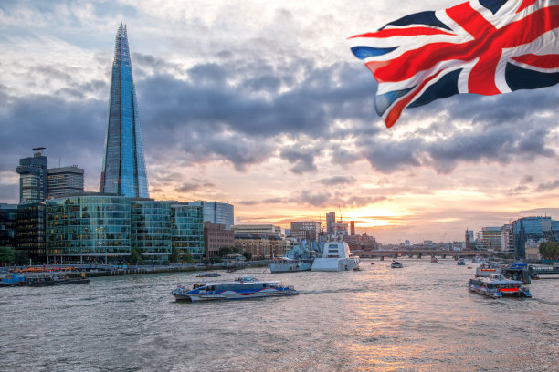 在英国伦敦，乘坐观光船从塔桥俯瞰泰晤士河图片下载