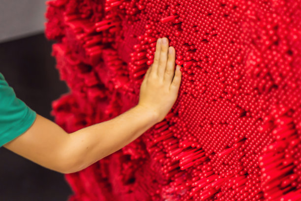 男孩用筷子玩面板。这是发展儿童精细运动技能的简单任务图片下载