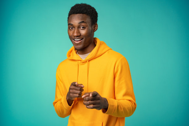 穿着便装的年轻非裔美国人指着你图片下载