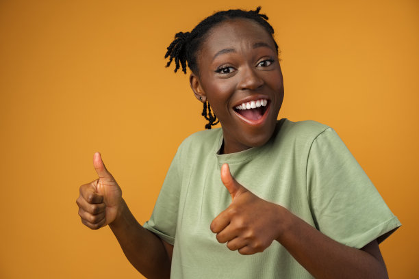 正面的漂亮女孩在黄色背景下向你展示了没问题的标志图片下载