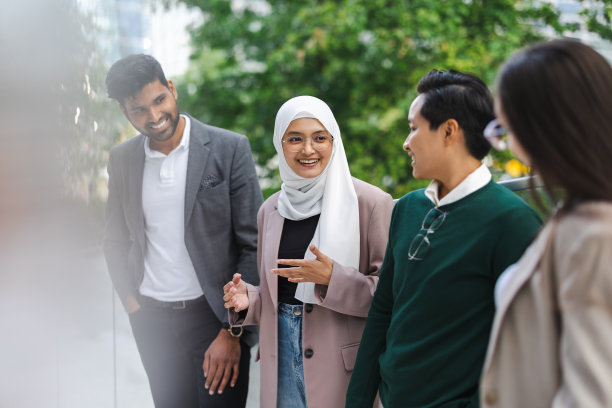 多民族青年在城市户外经商图片下载