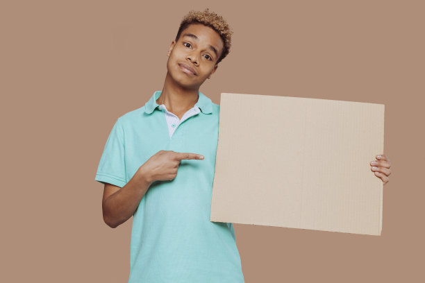 小男孩在工作室举着横幅图片下载