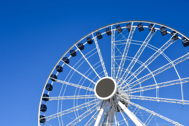 摩天轮衬着湛蓝的天空。图片下载