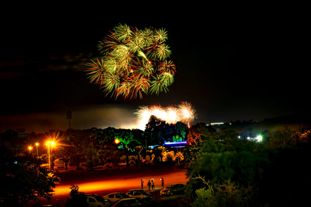 燃放烟花庆祝阿尔及利亚独立60周年。图片下载