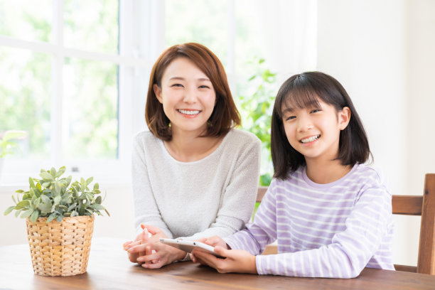 亚洲母亲和女儿使用平板电脑图片下载