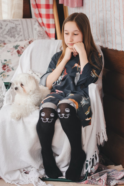 一个抱着狗的十岁小女孩。一个女孩和一只狗的照片。和狗狗在高速公路上的漂亮照片图片下载