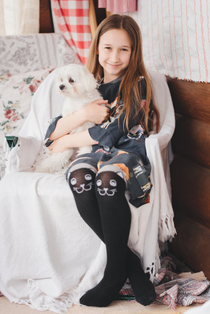 一个抱着狗的十岁小女孩。一个女孩和一只狗的照片。和狗狗在高速公路上的漂亮照片图片下载