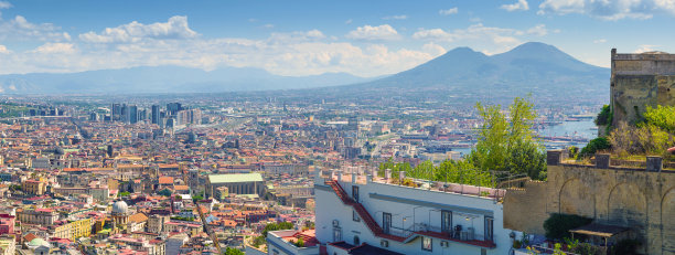那不勒斯,意大利。从圣马蒂诺山上俯瞰市中心全景，Vomero区。横幅标题图片。2022年8月24日。图片下载