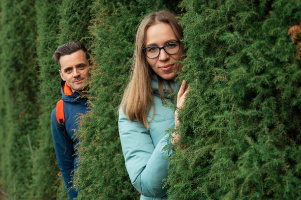 秋天公园里的幸福夫妇图片下载