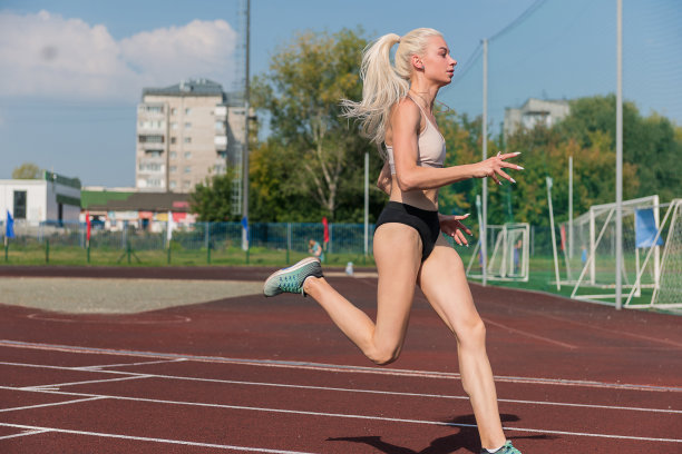 年轻女子在跑道上跑步图片下载