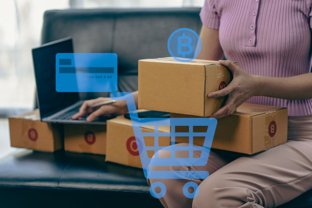 年轻的创业小企业中小企业所有者男性企业家检查网上订单准备，打包装箱，卖给中小企业客户，网上创业想法，在家里销售图片下载