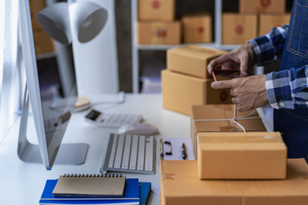年轻的创业小企业中小企业所有者男性企业家检查网上订单准备，打包装箱，卖给中小企业客户，网上创业想法，在家里销售图片下载