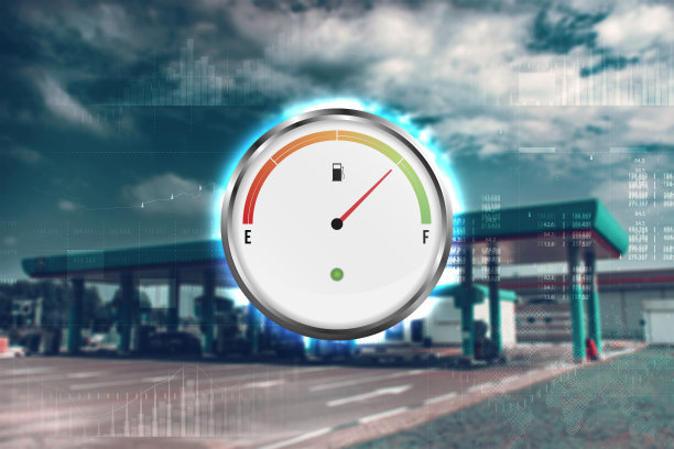 装有汽车油表的加油站。在模糊中重新填充绿色。模糊的照片作为背景。图片下载