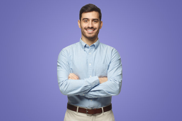 英俊的微笑着的商人，穿着蓝色衬衫，紫色上衣图片下载