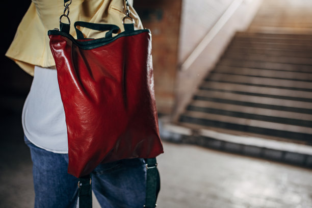 女人走在地下通道图片下载