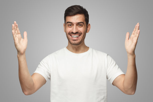 欧洲男性用手臂和手做大手势图片下载