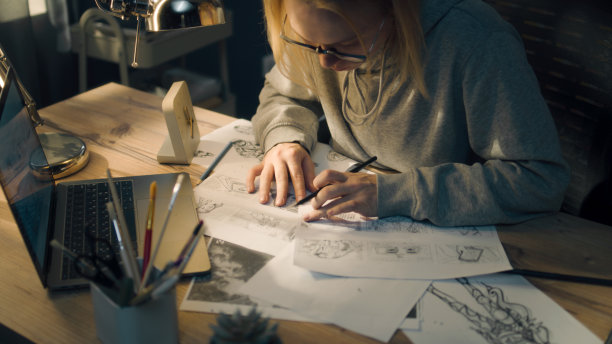 年轻女子在一个设计工作室的故事板上为视频画草图图片下载