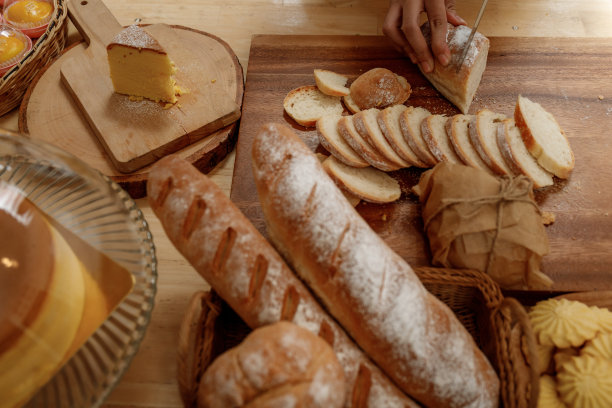 木桌上放着新鲜出炉的面包图片下载