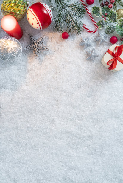 圣诞背景，冬天的雪和杉树与小玩意和c图片下载