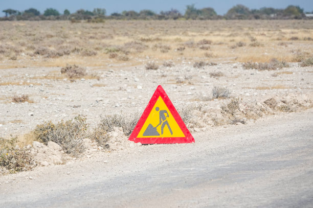 在纳米比亚库内内地区埃托沙国家公园的纳木托尼，工作的男人在打牌子图片下载