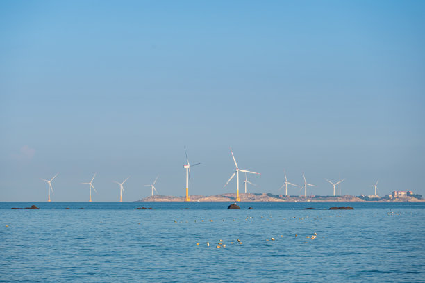 海上的一组风力涡轮机图片下载